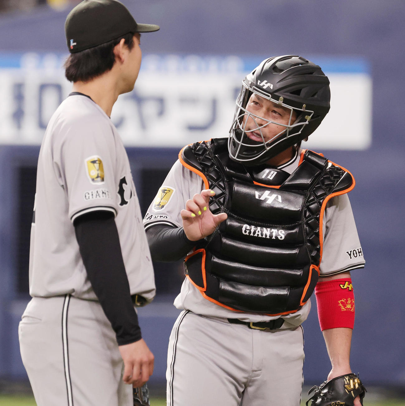 オリックス対巨人　先発の山崎伊（左）と話しながらベンチに戻る巨人甲斐（撮影・野上伸悟）