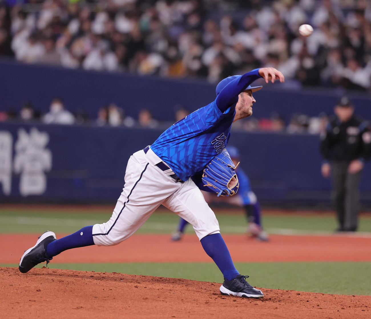 オリックス対DeNA 2回裏オリックス2死三塁、DeNAバウアーがボークと判定された際の投球17（撮影・野上伸悟）