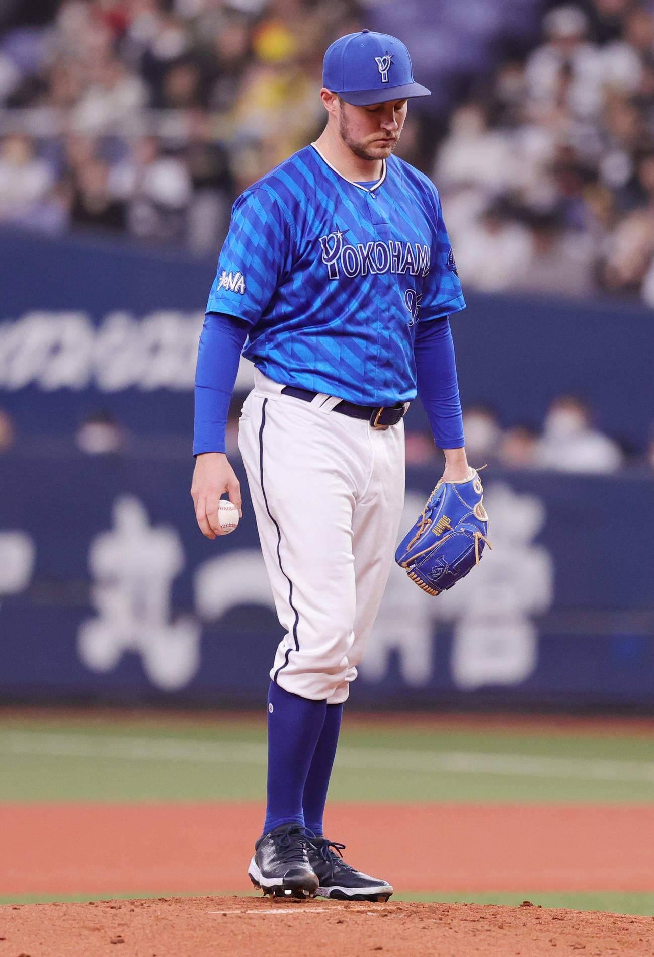 オリックス対DeNA 2回裏オリックス2死三塁、DeNAバウアーがボークと判定された際の投球3（撮影・野上伸悟）