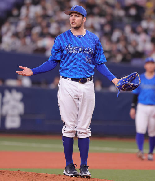オリックス対DeNA 2回裏オリックス2死、ボークの判定に不満を示すDeNAバウアー（撮影・野上伸悟）