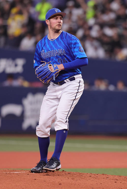 オリックス対DeNA 2回裏オリックス2死三塁、DeNAバウアーがボークと判定された際の投球12（撮影・野上伸悟）