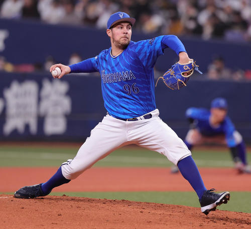 オリックス対DeNA 2回裏オリックス2死三塁、DeNAバウアーがボークと判定された際の投球14（撮影・野上伸悟）