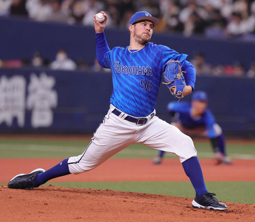 オリックス対DeNA 2回裏オリックス2死三塁、DeNAバウアーがボークと判定された際の投球15（撮影・野上伸悟）