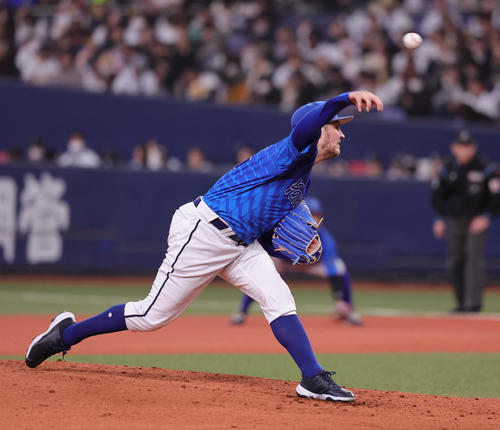 オリックス対DeNA 2回裏オリックス2死三塁、DeNAバウアーがボークと判定された際の投球17（撮影・野上伸悟）