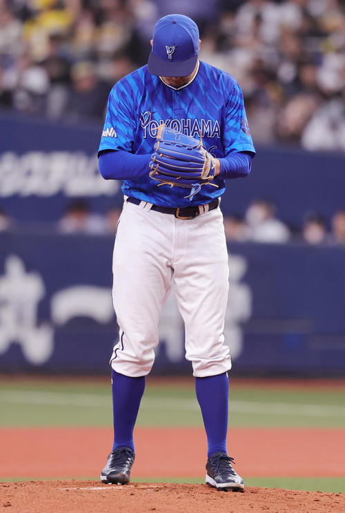 オリックス対DeNA 2回裏オリックス2死三塁、DeNAバウアーがボークと判定された際の投球4（撮影・野上伸悟）