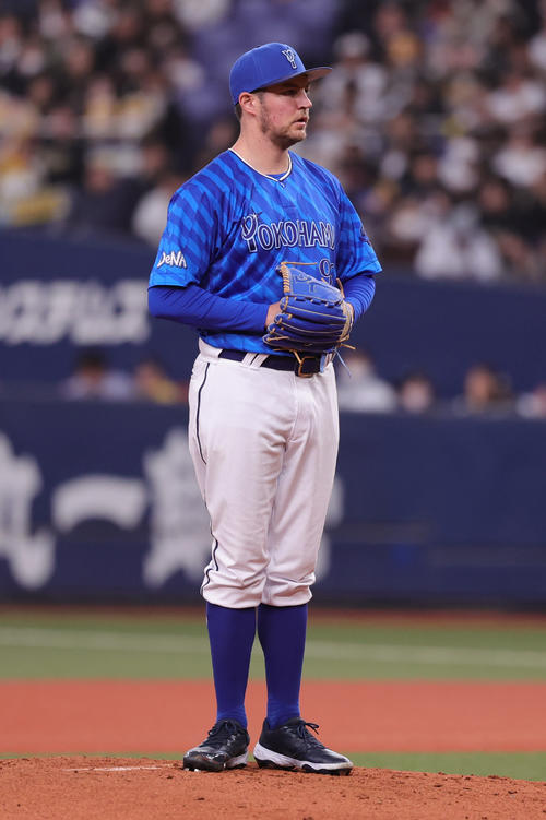 オリックス対DeNA 2回裏オリックス2死三塁、DeNAバウアーがボークと判定された際の投球6（撮影・野上伸悟）