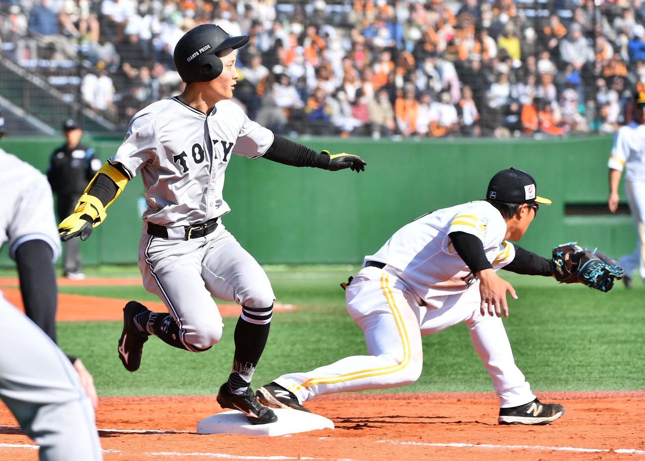 ソフトバンク対巨人　4回表巨人無死、遊撃内野安打で出塁する浦田（撮影・岩下翔太）