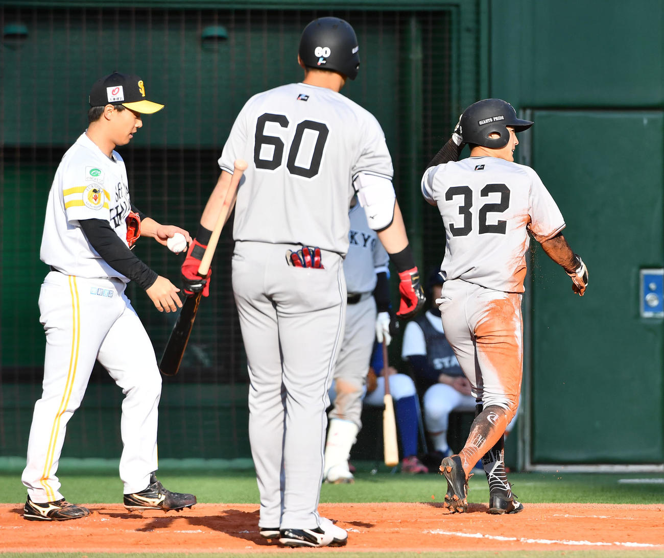 ソフトバンク対巨人　8回表巨人1死一、三塁、投手・田浦（左）の暴投の間に生還した三塁走者の浦田（撮影・岩下翔太）