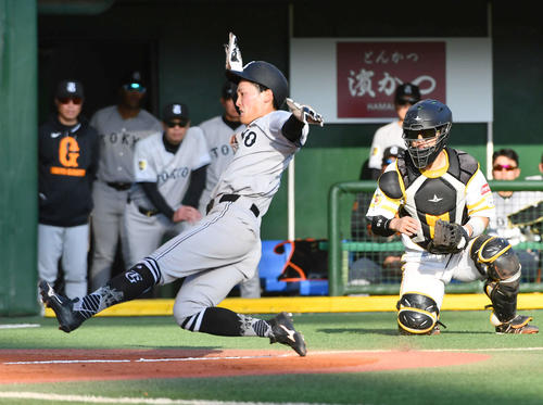 ソフトバンク対巨人　8回表巨人1死一、三塁、投手・田浦の暴投の間に生還した三塁走者の浦田（撮影・岩下翔太）