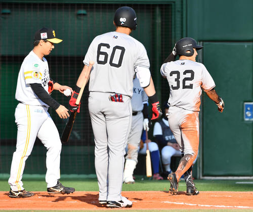 ソフトバンク対巨人　8回表巨人1死一、三塁、投手・田浦（左）の暴投の間に生還した三塁走者の浦田（撮影・岩下翔太）