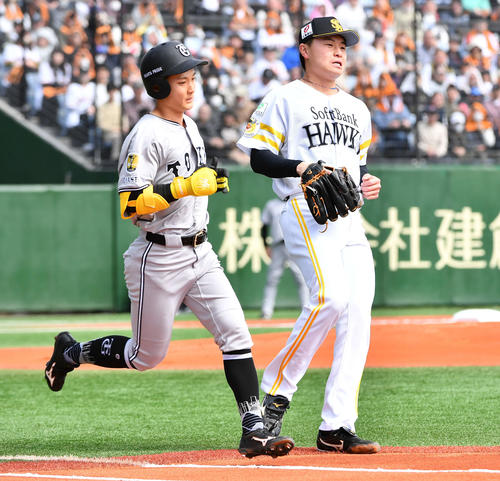 ソフトバンク対巨人　1回表巨人1死、浦田（左）を一ゴロに抑えた前田純（撮影・岩下翔太）