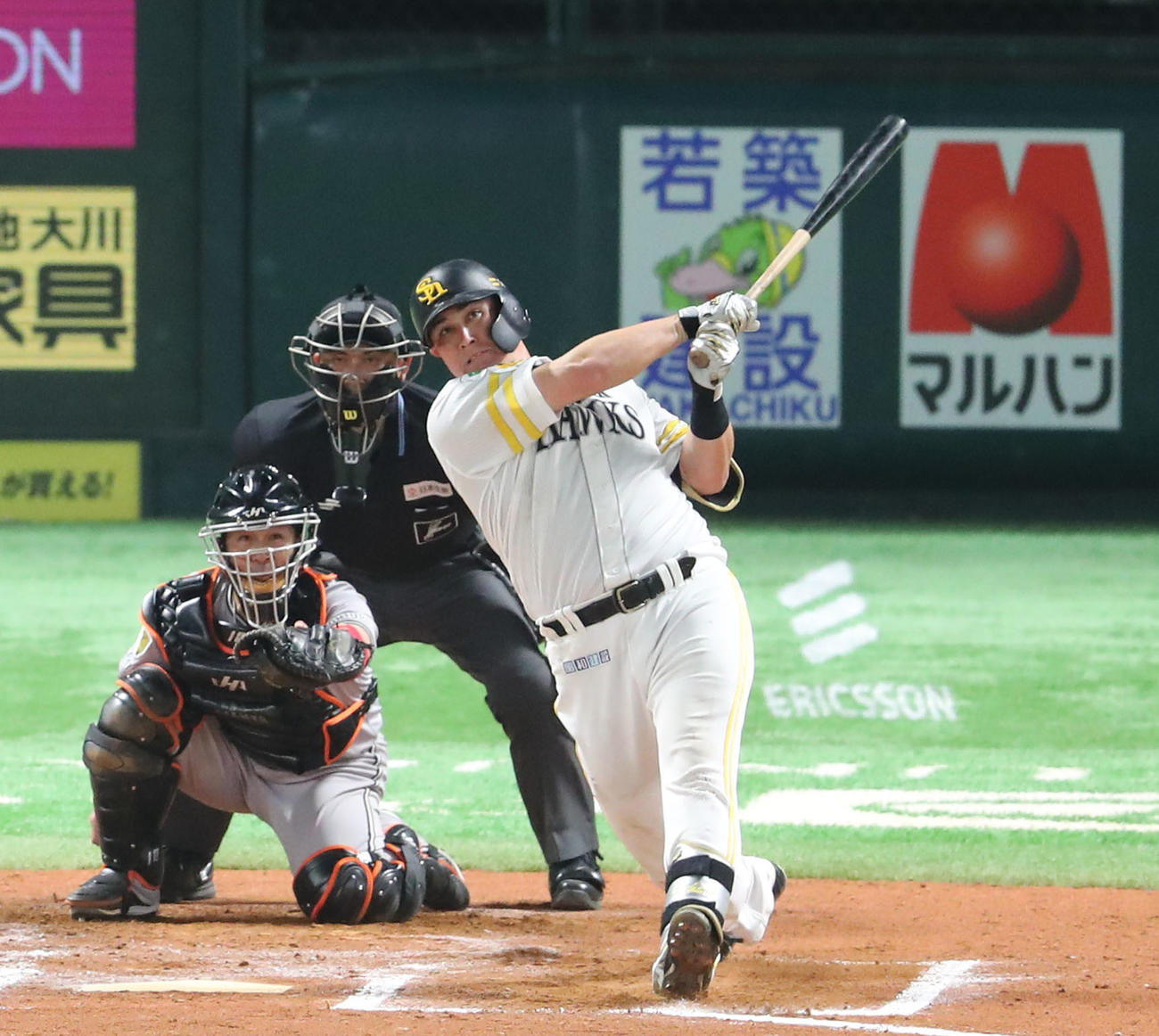 ソフトバンク対巨人　6回裏ソフトバンク無死、リチャードは左越えに本塁打を放つ（撮影・梅根麻紀）