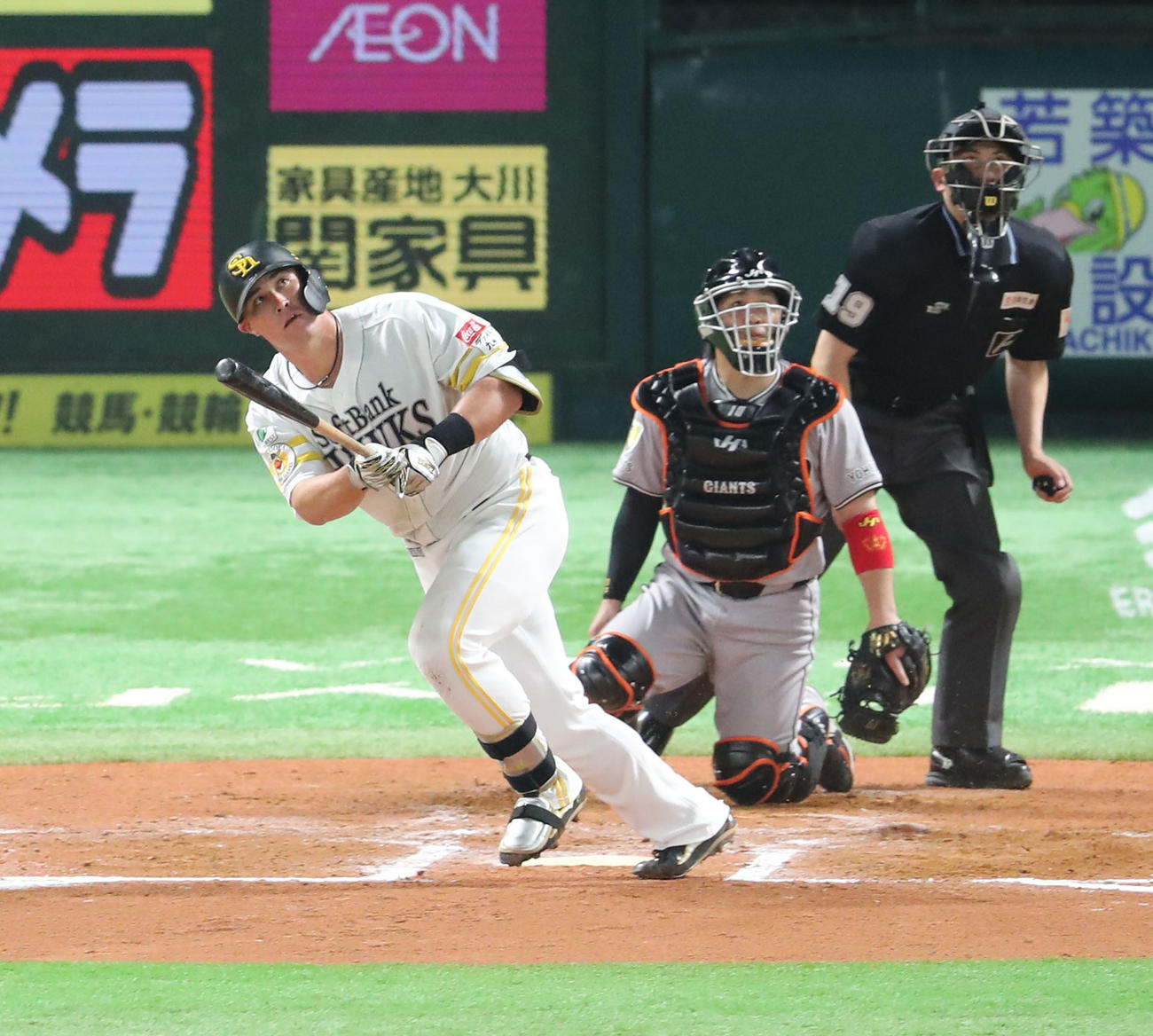 ソフトバンク対巨人　6回裏ソフトバンク無死、リチャードは左越えに本塁打を放つ（撮影・梅根麻紀）