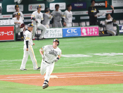 ソフトバンク対巨人　6回裏ソフトバンク無死、リチャードは左越えに本塁打を放つ（撮影・梅根麻紀）