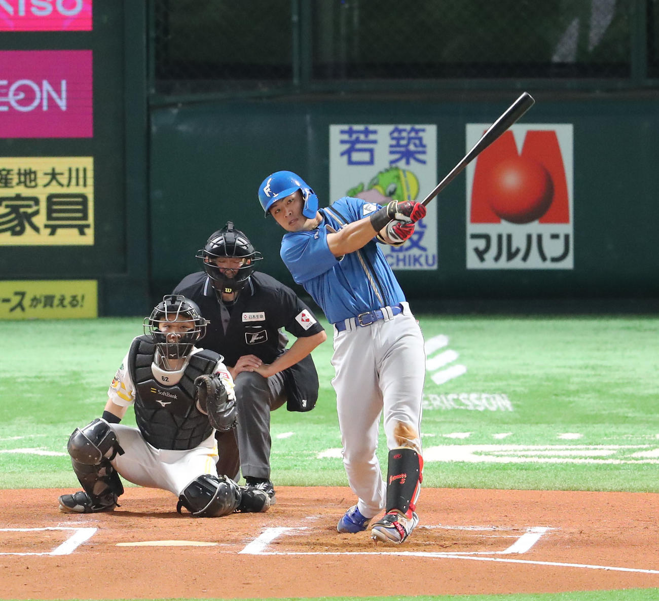 ソフトバンク対日本ハム　6回表日本ハム1死二塁、野村は左越えに適時二塁打を放つ（撮影・梅根麻紀）