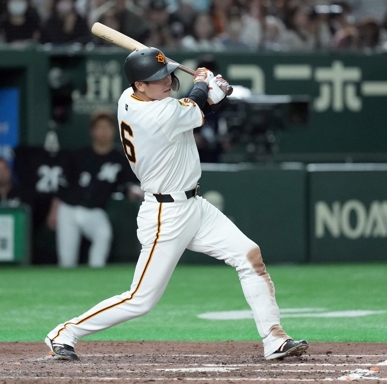 巨人対ロッテ　8回裏巨人2死二塁、右前に適時打を放つ坂本（撮影・たえ見朱実）