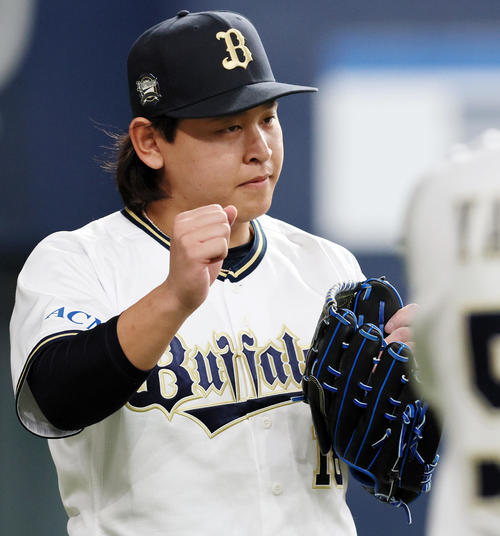 オリックス対阪神　1回表を無失点に抑えベンチ前でガッツポーズを見せる宮城（撮影・加藤哉）