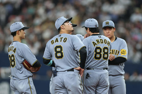 オリックス対阪神　5回裏オリックス1死二、三塁、失点後にマウンドに集まる佐藤輝（中央）ら阪神ナイン（撮影・前田充）