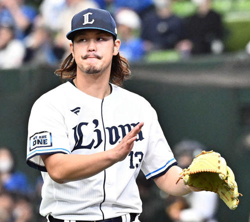 西武対DeNA 1回表を投げ終えグラブをたたく西武先発の高橋（撮影・滝沢徹郎）