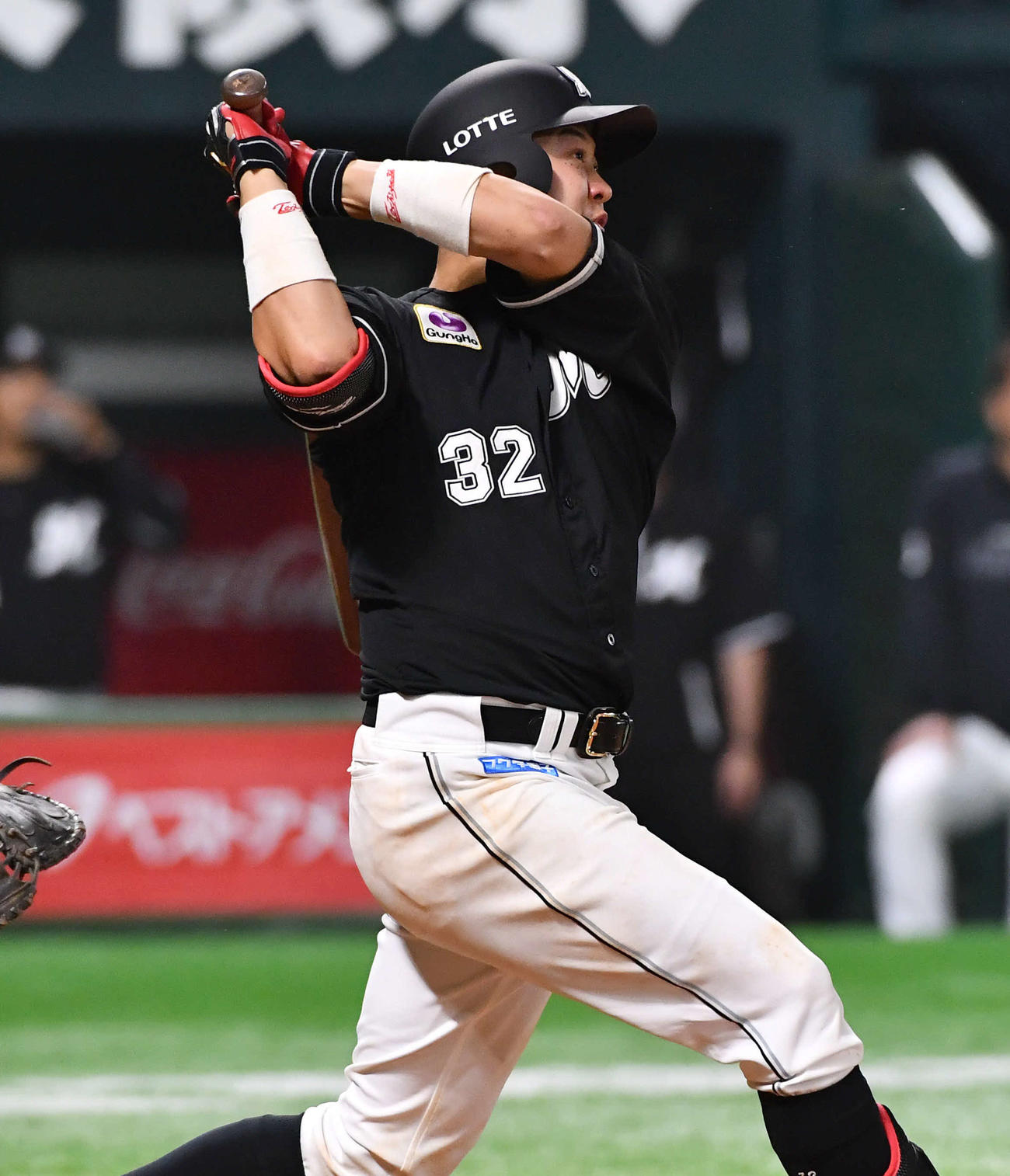 ソフトバンク対ロッテ　6回表ロッテ2死一塁、佐藤は右越え2点本塁打を放つ（撮影・岩下翔太）