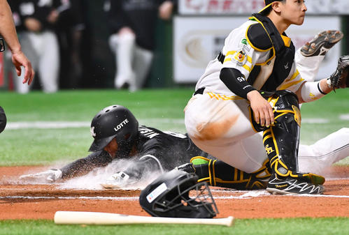 ソフトバンク対ロッテ　6回表ロッテ1死二、三塁、藤原の右前2点適時打で生還した西川（撮影・岩下翔太）