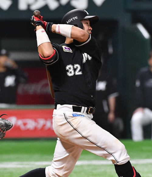 ソフトバンク対ロッテ　6回表ロッテ2死一塁、佐藤は右越え2点本塁打を放つ（撮影・岩下翔太）