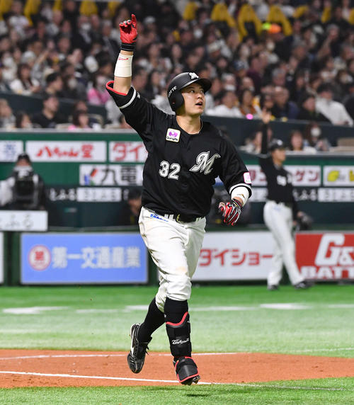 ソフトバンク対ロッテ　6回表ロッテ2死一塁、右越え2点本塁打を放ち、右手を突き上げる佐藤（撮影・岩下翔太）