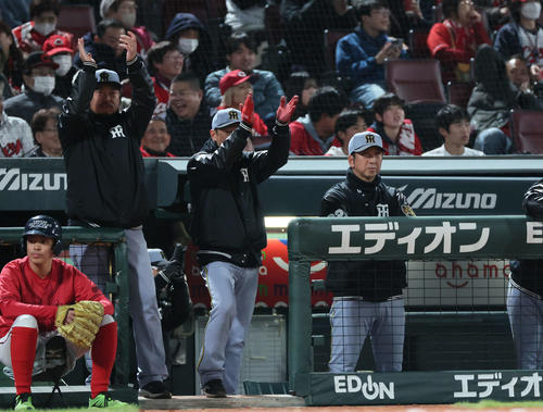 広島対阪神　8回表阪神2死一、二塁、大山の右適時打に喜ぶ藤川監督（右）ら（撮影・加藤孝規）