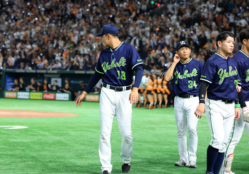 巨人対ヤクルト　10回裏巨人にサヨナラ負けを喫し喜ぶ巨人を見ながら引き揚げる奥川（中央）、田口ら（撮影・浅見桂子）