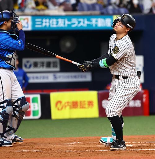 阪神対DeNA 8回裏阪神無死一、二塁、佐藤輝は遊飛に倒れる（撮影・上田博志）
