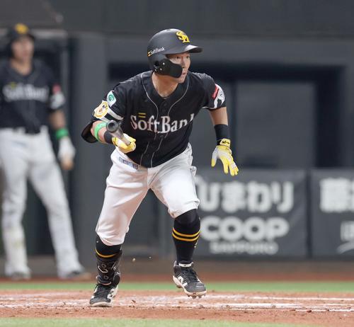 日本ハム対ソフトバンク　2回表ソフトバンク2死二塁、右前適時打を放つ中村（撮影・黒川智章）