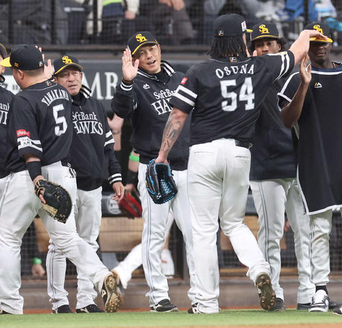 日本ハム対ソフトバンク　試合後、ナインを出迎える小久保監督（撮影・黒川智章）