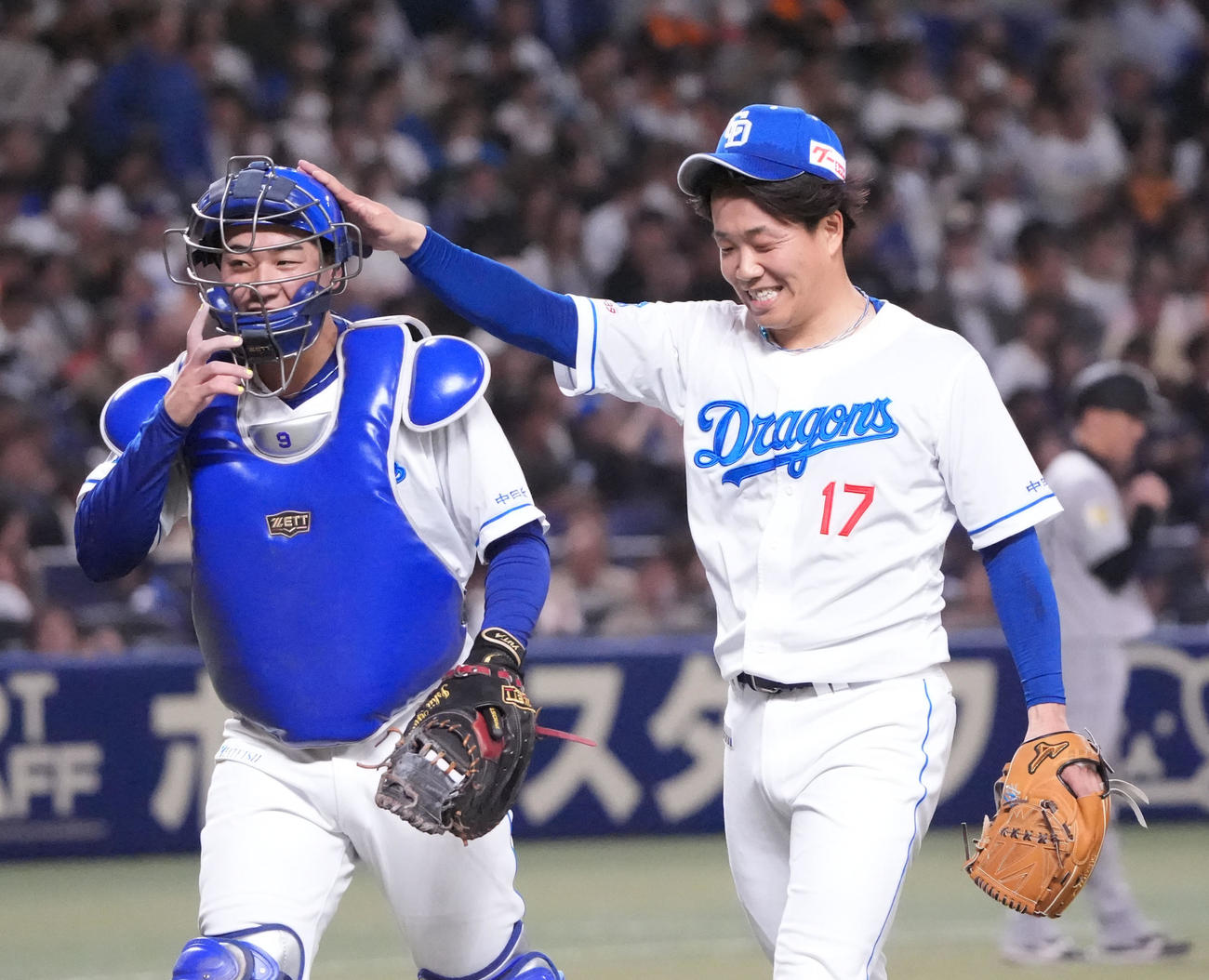 中日対巨人　1回表終了、石伊と言葉を交わしながらベンチへ戻る柳（右）（撮影・森本幸一）