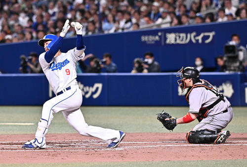 中日対巨人　3回裏中日無死、空振り三振に倒れる石伊。捕手甲斐（撮影・滝沢徹郎）
