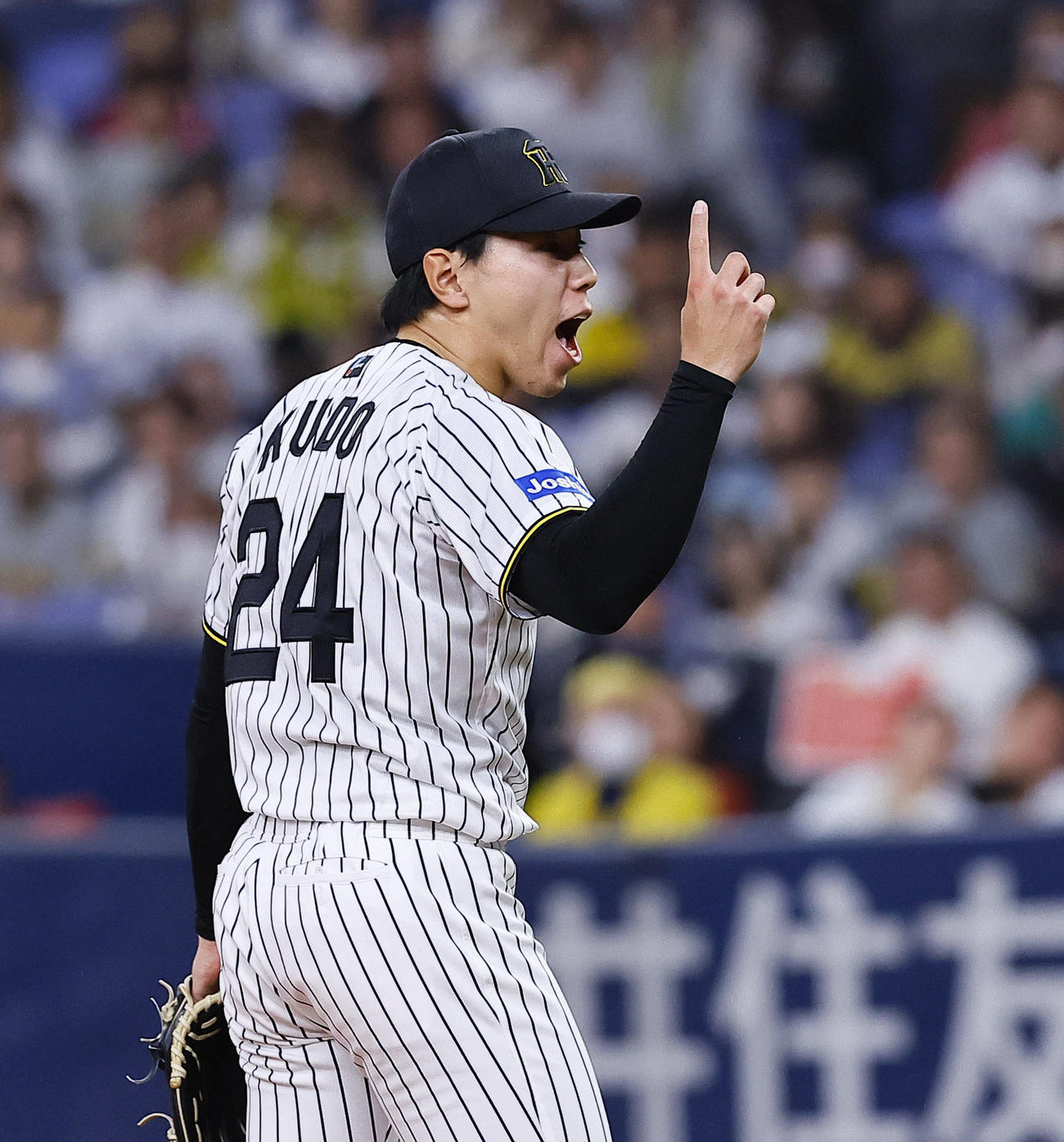 阪神対DeNA 12回表DeNA2死、打者宮崎のときスイングをアピールする阪神工藤（撮影・藤尾明華）