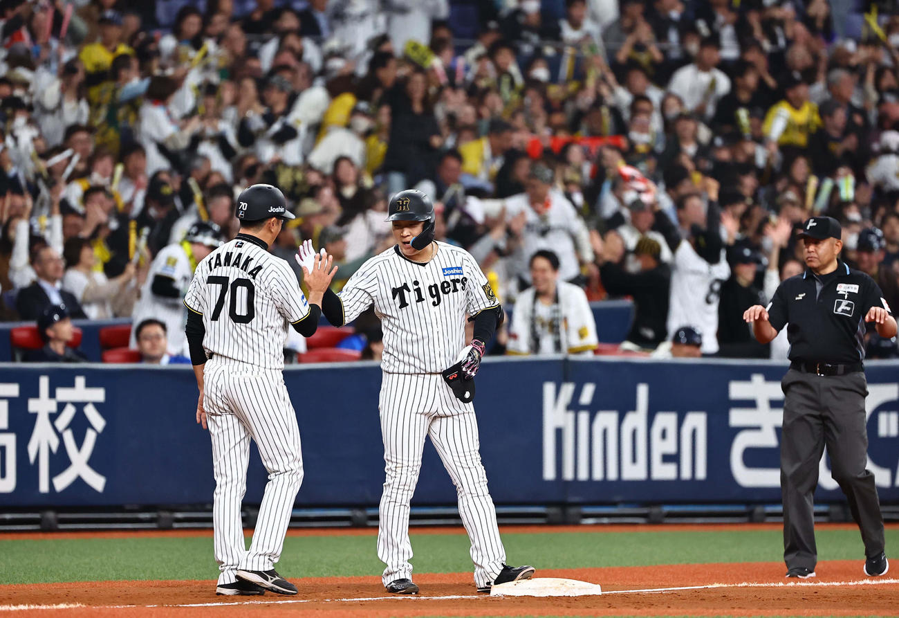 阪神対DeNA 7回裏阪神2死一、二塁、大山は2点適時三塁打を放つ（撮影・上田博志）
