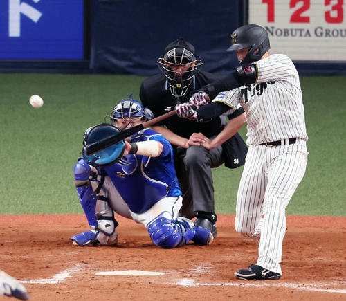 阪神対DeNA 7回裏阪神2死一、二塁、大山は右越え適時2点三塁打を放つ（撮影・加藤哉）
