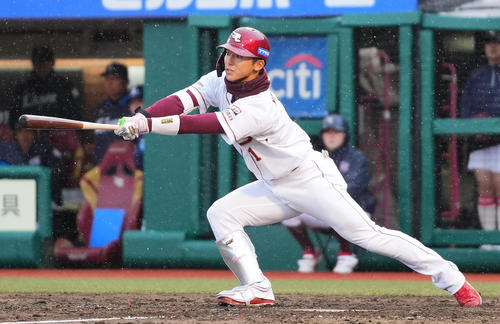 楽天対西武　5回裏楽天1死一、二塁、左前打を放つ宗山（撮影・垰建太）