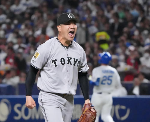 中日対巨人　1回裏中日1死一、二塁、石川昂を併殺打に打ち取りほえる田中将（撮影・森本幸一）