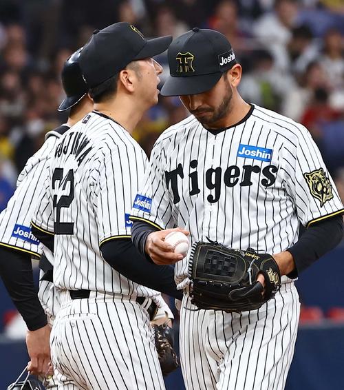 阪神対DeNA　藤川監督（左）から交代を告げられ降板するゲラ（撮影・上田博志）