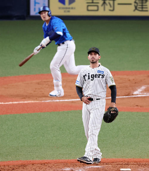 阪神対DeNA 9回表DeNA1死一、二塁、ゲラは山本に中越え適時2点三塁打を打たれて失点する（撮影・加藤哉）