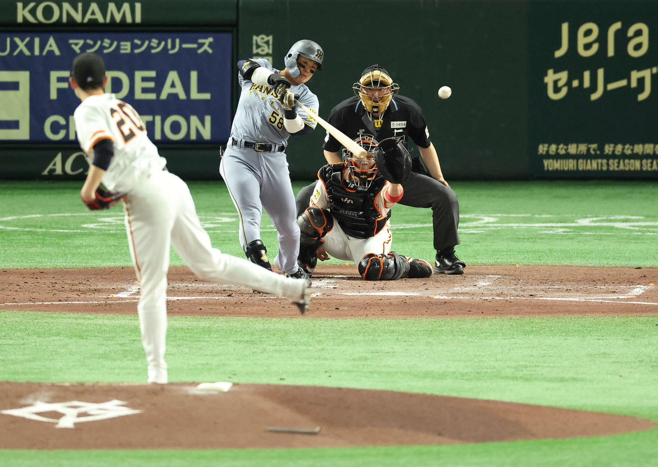 巨人対阪神　3回表阪神2死一塁、左翼線に二塁打を放つ前川。投手戸郷（撮影・河田真司）