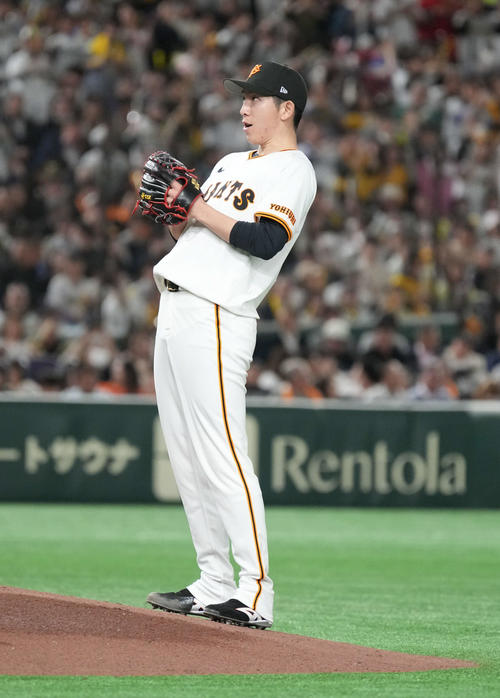 巨人対阪神　3回表阪神2死満塁、坂本の左適時打を許しマウンド後方でスコアボードを確認する巨人先発の戸郷（撮影・小沢裕）