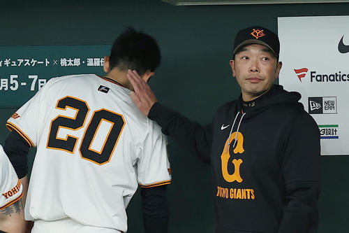 巨人対阪神　3回表を投げ終え、ベンチに戻った巨人戸郷（左）の肩をたたく阿部監督（撮影・前田充）