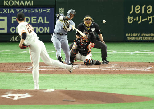 巨人対阪神　3回表阪神2死一塁、左翼線に二塁打を放つ前川。投手戸郷（撮影・河田真司）