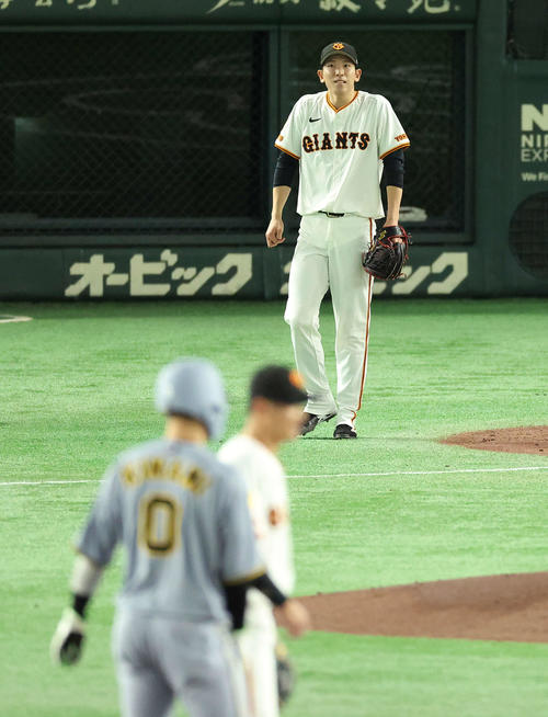 巨人対阪神　3回表阪神2死満塁、坂本に左前適時打を浴びる戸郷（撮影・河田真司）