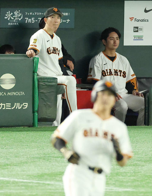 巨人対阪神　6回裏、戦況を見守る戸郷（撮影・河田真司）