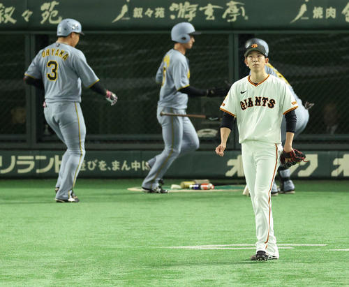 巨人対阪神　1回表阪神1死二、三塁、森下の中犠飛で先制を許す戸郷（撮影・河田真司）