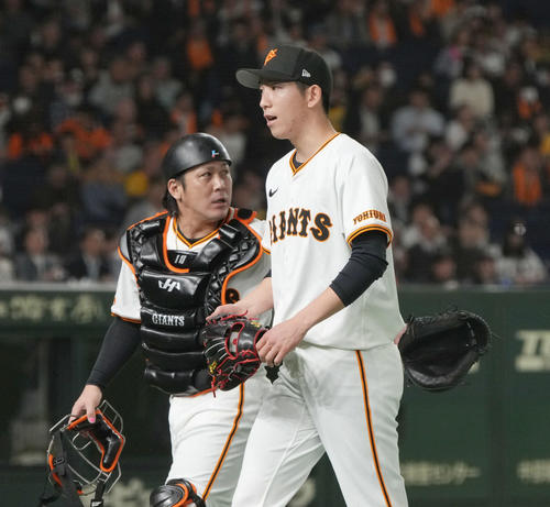 巨人対阪神　1回阪神に先制を許した巨人先発の戸郷（右）は甲斐にねぎらわれる（撮影・小沢裕）