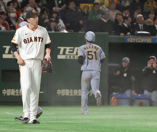 巨人対阪神　3回表阪神2死二塁、大山に勝ち越しの中前適時打を許す巨人先発の戸郷（撮影・小沢裕）